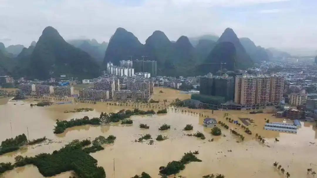 琨能千里送爱心 助力嘉鱼抗洪魔